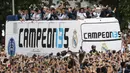 Para pemain Real Madrid menyapa fans saat merayakan kemenangan Liga Champions di Monumen Cibeles, Madrid, Minggu (27/5/2018). Real Madrid menggelar pawai kemenangan bersama fans usai menjuarai Liga Champions 2018. (AP/Francisco Seco)