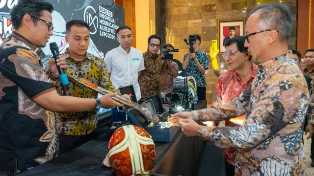 Menteri Perindustrian Agus Gumiwang Kartasasmita melihat produk aftermarket buatan Indonesia.