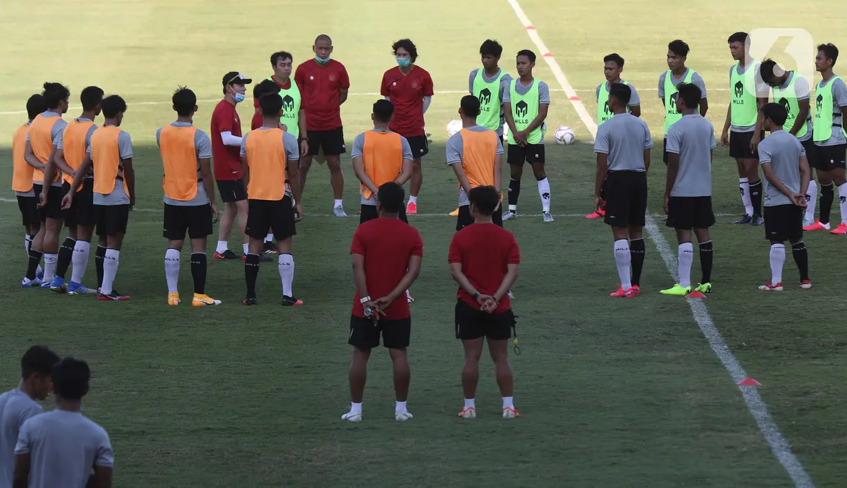 Pelatih Kepala Timnas Indonesia, Shin Tae-yong (bertopi) memberi arahan saat latihan di Stadion Madya Gelora Bung Karno, Jakarta, Jumat (28/8/2020). Selanjutnya, Timnas U-19 akan berlatih dan mengikuti turnamen mini di Kroasia jelang Piala Asia U-19 2020 Uzbekistan. (Liputan6.com/Helmi Fithriansyah)