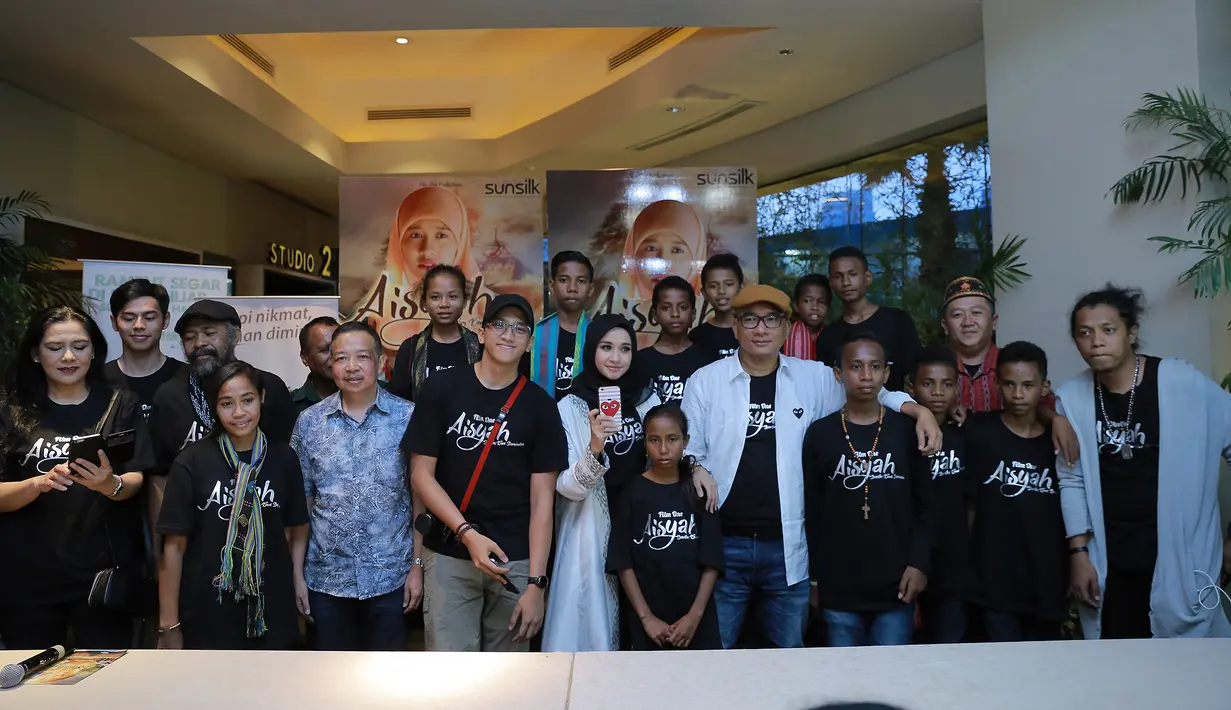 Arie Kriting bersama kru dan pemain lainnya saat screening film 'Aisyah Biarkan Kami Bersaudara', di XXI Epicentrum, Kuningan, Jakarta Selatan, Senin (16/5/2016). Film ini juga mengangkat kisah kehidupan di Atambua, Nusa Tenggara Timur (NTT). (Adrian Putr