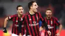 Gelandang AC Milan, Giacomo Bonaventura, melakukan selebrasi usai mencetak gol ke gawang Bologna pada laga Serie A di Stadion San Siro, Senin (11/12/2017). AC Milan menang 2-1 atas Bologna. (AFP/Marco Bertorello)