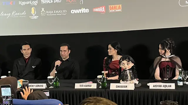 Darius Sinathrya, Rocky Soraya, Titi Kamal, dan Aisyah Aqilah dalam konferensi pers dan screening film "The Doll Ghawiah" di kawasan Jakarta pada (16/10/2026)/ (Liputan6.com/Afradhiya N. R)