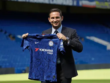 Manajer Chelsea, Frank Lampard menunjukkan jersey Chelsea di Stadion Stamford Bridge, London, Inggris, Kamis (4/7/2019). Lampard telah resmi menjadi manajer Chelsea. (AP Photo/Matt Dunham)