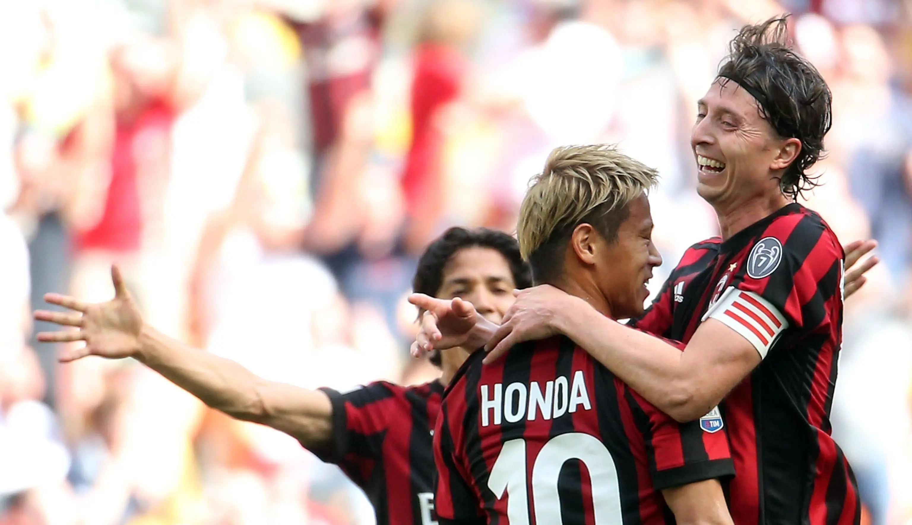 Gelandang AC Milan, Keisuke Honda (tengah), rayakan gol ke gawang Bologna bersama Riccardo Montolivo. Honda membantu AC Milan menang 3-0 di Stadio Giuseppe Meazza, Minggu (21/5/2017). (AP Photo/Matteo Bazzi)