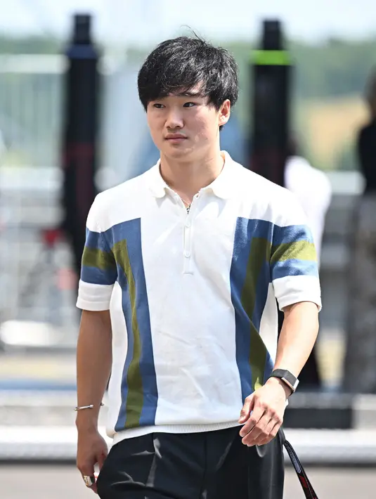 Pembalap Jepang RB, Yuki Tsunoda tiba di lintasan balap Hungaroring di Mogyorod dekat Budapest pada 18 Juli 2024, menjelang Grand Prix Formula Satu Hongaria. (Attila KISBENEDEK/AFP)