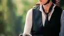 Pemeran Nabila dalam sinetron Anugerah itu saat mengikuti kompetisi berkuda. Bak seperti atlet profesional, Nabila menggunakan pakaian khusus berkuda. Tampak perempuan dua orang anak itu mengenakan kaos putih dan vest hitam serta dasi. [Instagram/nsyakieb85]