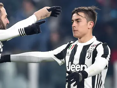 Striker Juventus, Gonzalo Higuain dan Paulo Dybala, melakukan selebrasi usai mencetak gol ke gawang Genoa pada laga Coppa Italia di Stadion Allianz, Turin, Kamis (21/12/2017). Juventus menang 2-0 atas Genoa. (AP/Alessandro di Marco)