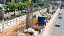 Kondisi pembangunan LRT Jabodebek di kawasan Kuningan, Jakarta, Selasa (26/9). Pembangunan LRT (Light Rail Transit) Cawang-Dukuh Atas pada ruas Jalan HR Rasuna Said saat ini sudah sampai pada pengecoran tiang pancang. (Liputan6.com/Helmi Afandi)