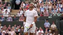 Petenis Spanyol, Rafael Nadal menengadahkan kepalanya saat melawan petenis asal Luksemburg, Giller Muller pada perempat final Wimbledon 2017 di London, Senin (10/7). Nadal akhirnya kalah dengan skor akhir 3-6, 4-6, 6-3, 6-4, 13-15. (AP/Tim Ireland)