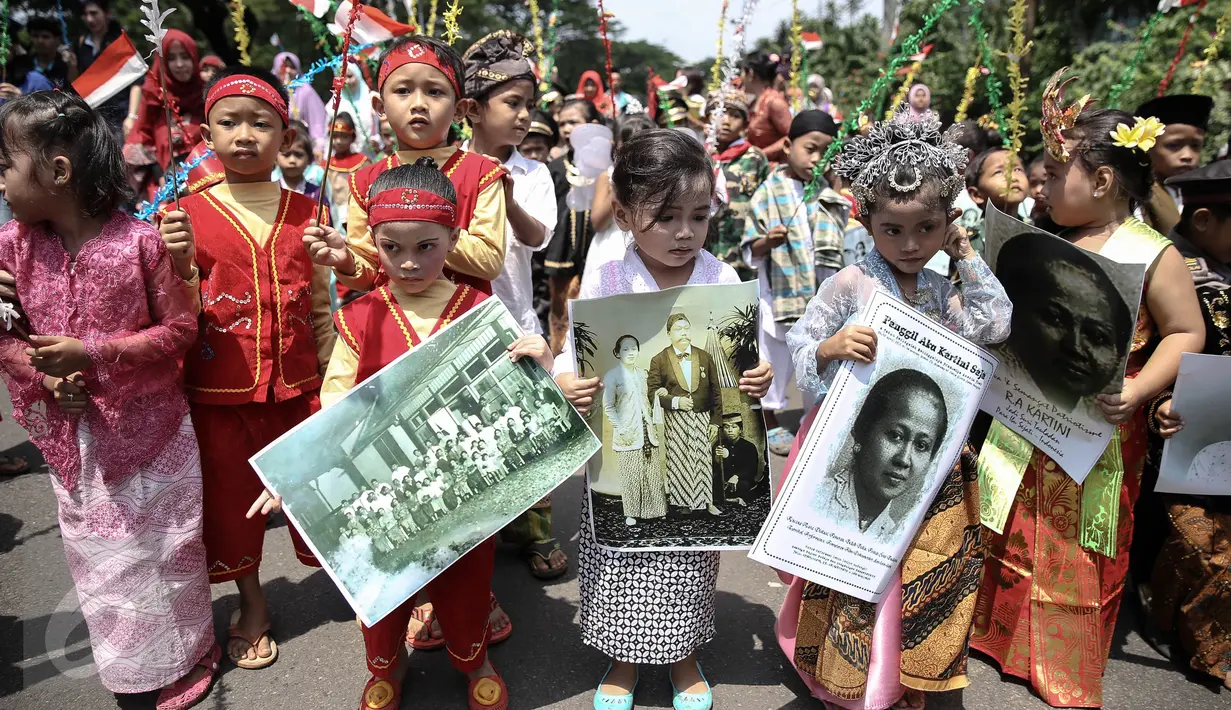 Murid-murid TK Sekolah Alternatif untuk Anak Jalanan (SAAJA) saat pawai sambil mengenakan pakaian adat di kawasan Kuningan, Jakarta, Kamis (21/4). Kegiatan ini dalam rangka memperingati Hari Kartini yang jatuh pada 21 April. (Liputan6.com/Faizal Fanani)