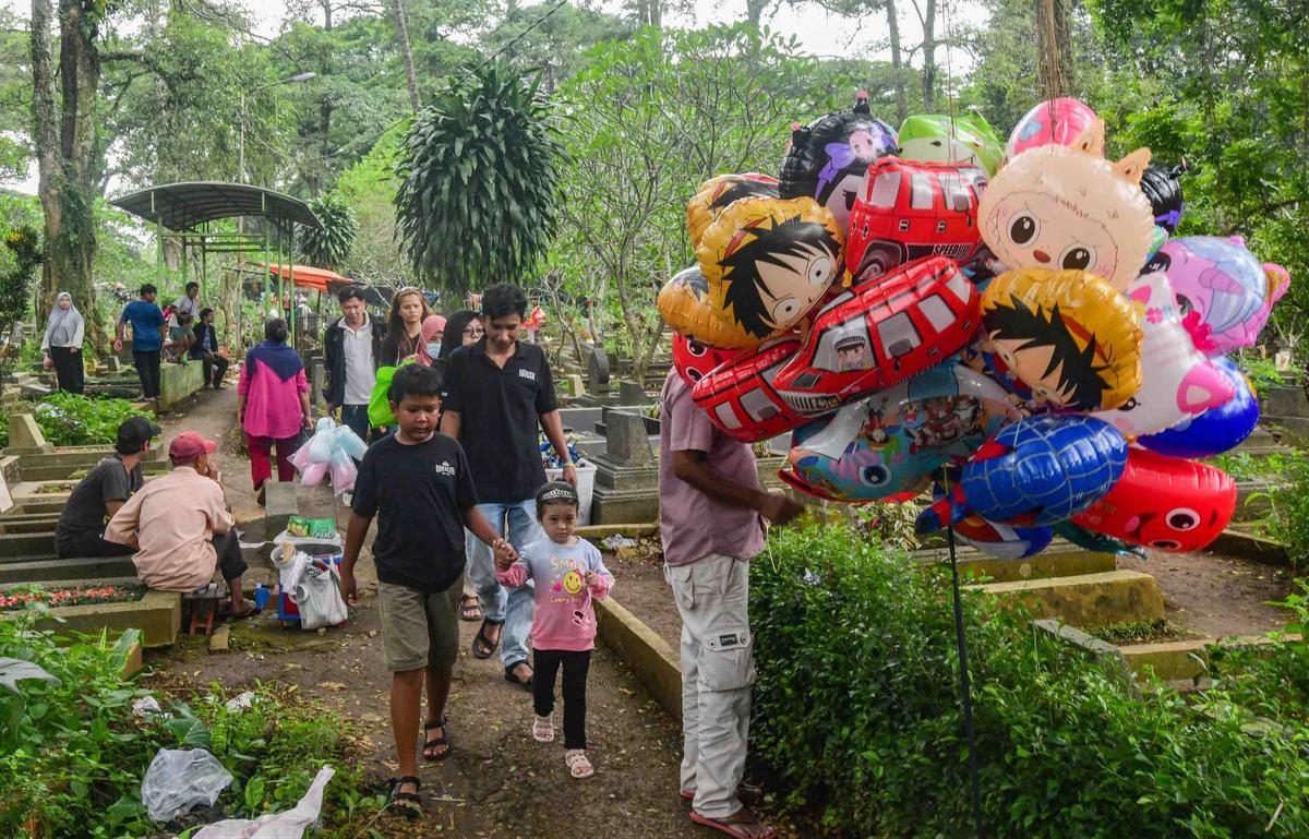 FOTO: Libur Imlek Dimanfaatkan Warga untuk Ziarah Jelang Ramadhan