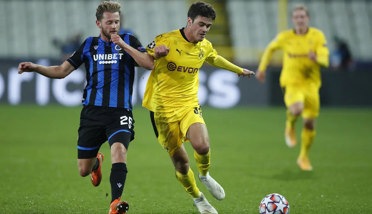 Gelandang Borussia Dortmund, Giovanni Reyna, berebut bola dengan gelandang Club Brugge, Ruud Vormer, pada laga lanjutan Liga Champions di Jan Breydel Stadion, Kamis (5/11/2020) dini hari WIB. Borussia Dortmund menang 3-0 atas Club Brugge. (AP Photo/ Francisco Seco)