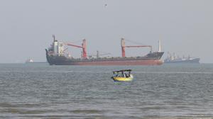Selat Hormuz Mencekam: Tanker Minyak Meledak Diterjang Ranjau