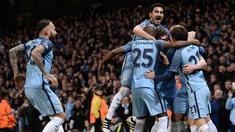 Para pemain Manchester City merayakan gol yang dicetak Ilkay Gundogan ke gawang Barcelona pada laga Liga Champions di Stadion Ettihad, Inggris, Selasa (1/11/2016). City menang 3-1 atas Barcelona. (AFP/Oli Scarff)