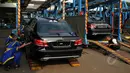 Petugas memastikan penurunan mobil untuk KAA berjalan baik, Jakarta, Kamis (16/4/2015). Sebanyak 42 mobil disiapkan Pemerintah untuk membawa Kepala Negara dalam rangkaian acara KAA ke-60 di Kota Jakarta dan Bandung. (Liputan6.com/Johan Tallo)