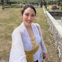 Sherina Dibalut Kebaya saat berada di Bali. [@sherinamunaf]