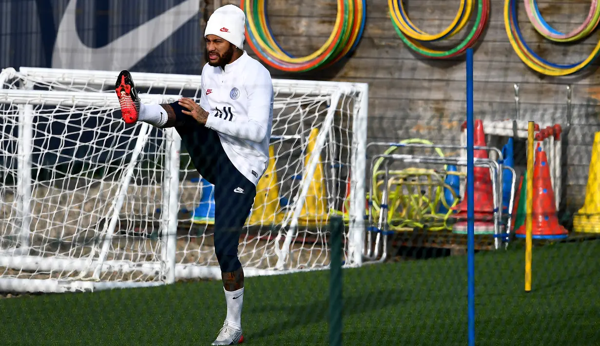 Penyerang Paris Saint-Germain Neymar mengikuti sesi latihan jelang menghadapi Club Brugge pada laga Grup A Liga Champions di Saint-Germain-en-Laye, Paris, Prancis, Selasa (5/11/2019). (FRANCK FIFE/AFP)