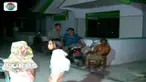 Hampir satu pekan pascagempa dan tsunami, aliran listrik belum menyentuh Kota Palu. Akibatnya, Palu menjadi gelap gulita saat malam hari.