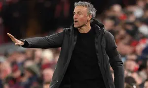 Pelatih kepala Paris Saint-Germain (PSG) asal Spanyol, Luis Enrique, memberi isyarat di pinggir lapangan selama pertandingan leg kedua perempat final Liga Champions UEFA antara Liverpool dan Paris Saint-Germain di Anfield, Liverpool, barat laut Inggris pada 15 April 2026. (FRANCK FIFE/AFP)