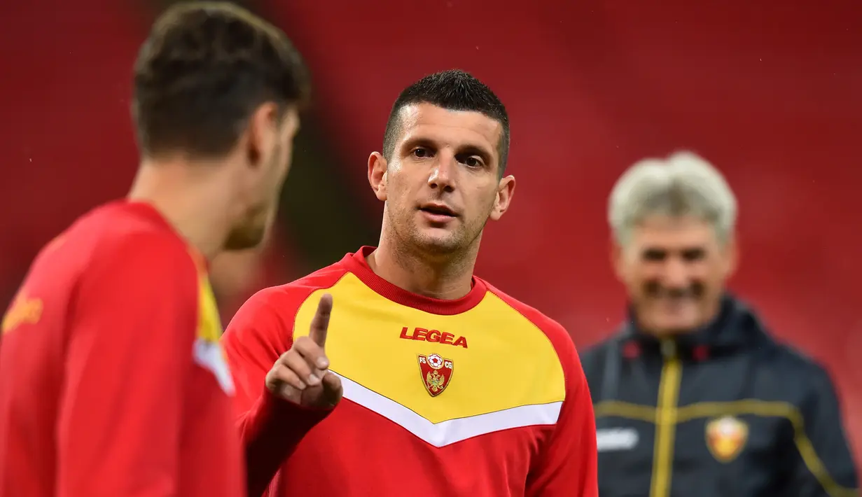 Pemain depan Montenegro Fatos Beciraj berbincang dengan rekannya saat menghadiri sesi latihan tim di Stadion Wembley, London (13/11/2019). Montenegro akan bertanding melawan Inggris pada Grup A Kualifikasi Piala Eropa 2020 di Wembley pada 15 November 2019. (AFP Photo/Glyn Kirk)