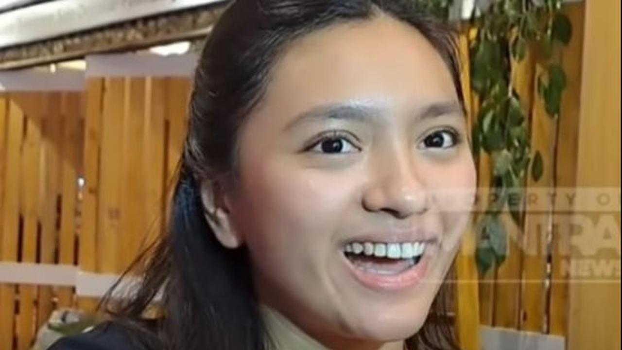 Menurutnya, dia tidak sendiri mengantre tiket. Gadis cantik ini datang bersama saudaranya.<br>