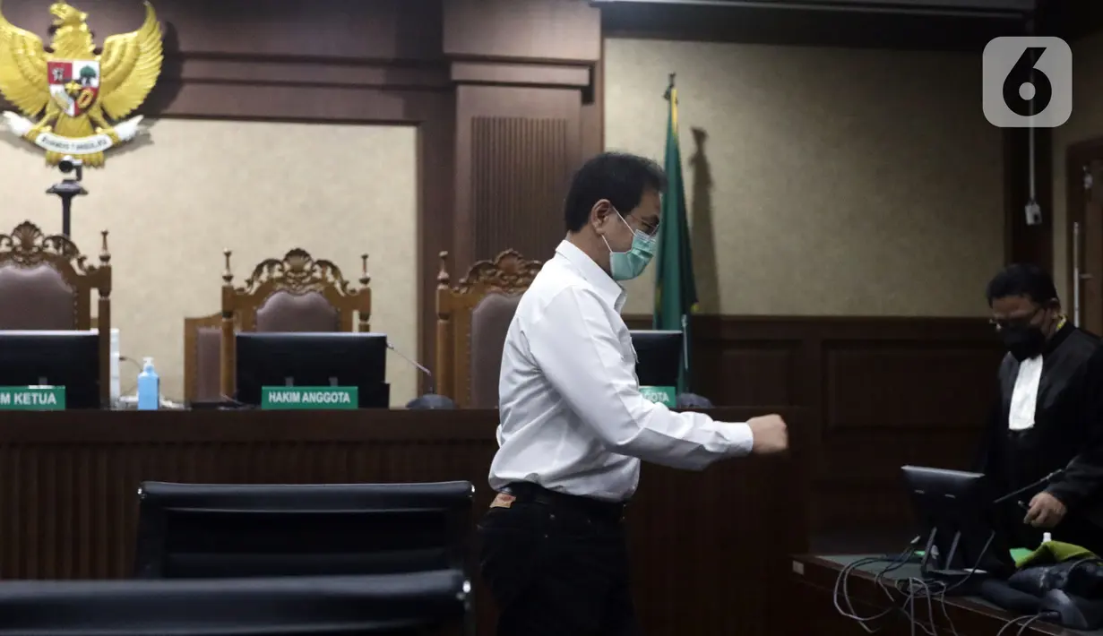 Terdakwa suap penanganan perkara korupsi di Lampung Tengah yang juga mantan Wakil Ketua DPR Azis Syamsuddin usai sidang pembacaan putusan di Pengadilan Tipikor Jakarta, Kamis (17/2/2022). Azis Syamsuddin divonis hukuman 3 tahun 6 bulan penjara dan denda Rp 250 juta. (Liputan6.com/Helmi Fithriansyah)
