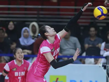 Tim putri Jakarta BIN berhasil meraih kemenangan perdananya di Final Four Proliga 2023 setelah menaklukkan Gresik Petrokimia Pupuk Indonesia dengan skor 3-2 (25-18, 23-25, 25-20, 21-25 dan 15-13) dalam laga yang berlangsung di GOR Jatidiri, Semarang, Jawa Tengah, Kamis (2/3/2023) malam WIB. Dengan hasil ini, Jakarta BIN masih memiliki peluang lolos ke Grand Final Proliga 2023 meski masih menempati posisi buncit dengan mengemas 3 poin dari 3 laga. Sebaliknya bagi Gresik Petrokimia, kekalahan ini menjadi yang kedua dari 3 laga dan sementara menghuni posiis kedua dengan raihan 5 poin. Posisi pertama masih dihuni Bandung BJB Tandamata dengan koleksi 4 poin, hasil sapu bersih kemenangan dalam 2 laga. (Dok. Proliga 2023)