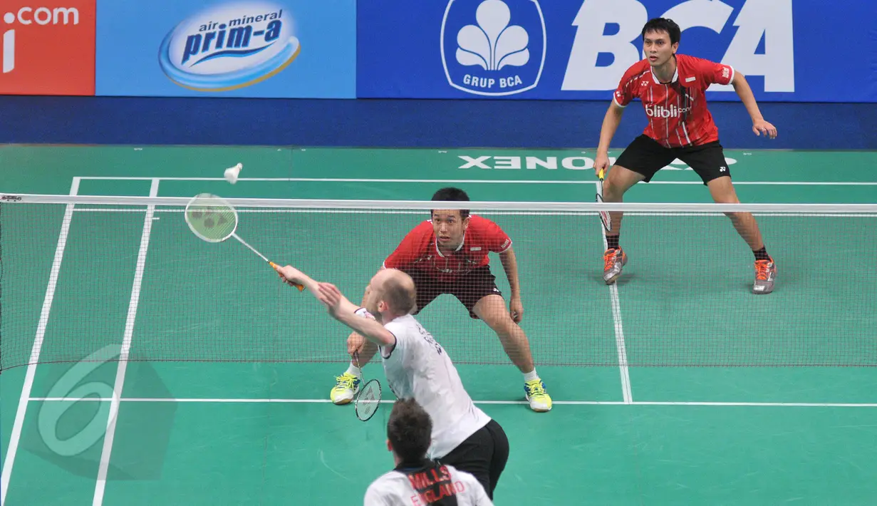 Ganda putra Inggris, Andrew Ellis/Peter Mills mengembalikan kok ke arah pasangan Hendra/Ahsan di BCA Indonesia Open Superseries Premier 2015 di Istora Senayan, Jakarta, Rabu, (3/6/2015). Hendra/Ahsan menang 21-13 21-13. (Liputan6.com/Herman Zakharia)