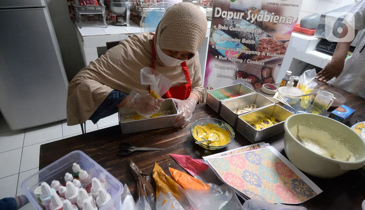 Perajin roti, Diyah Maryatini sedang memproses pembuatan brownis melted motif batik nusantara pesanan pembeli di Dapur Syabina, Pamulang, Tangerang Selatan, Banten, Jumat (2/10/2020). Dalam kondisi pandemi Covid-19 , penjualan brownies batik mulai stabil. (merdeka.com/Dwi Narwoko)