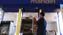 Teknisi memperbaiki mesin ATM di Jakarta, Selasa (27/9). Pemerintah mewajibkan seluruh perbankan di Indonesia untuk mengonversikan kartu ATM dari teknologi magnetic stripe  menjadi teknologi cip yang diyakini lebih aman. (Liputan6.com/Angga Yuniar)