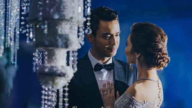 6 Momen Pernikahan Seleb Malaysia Viral, Kue Pengantin Digantung Seperti Lampu