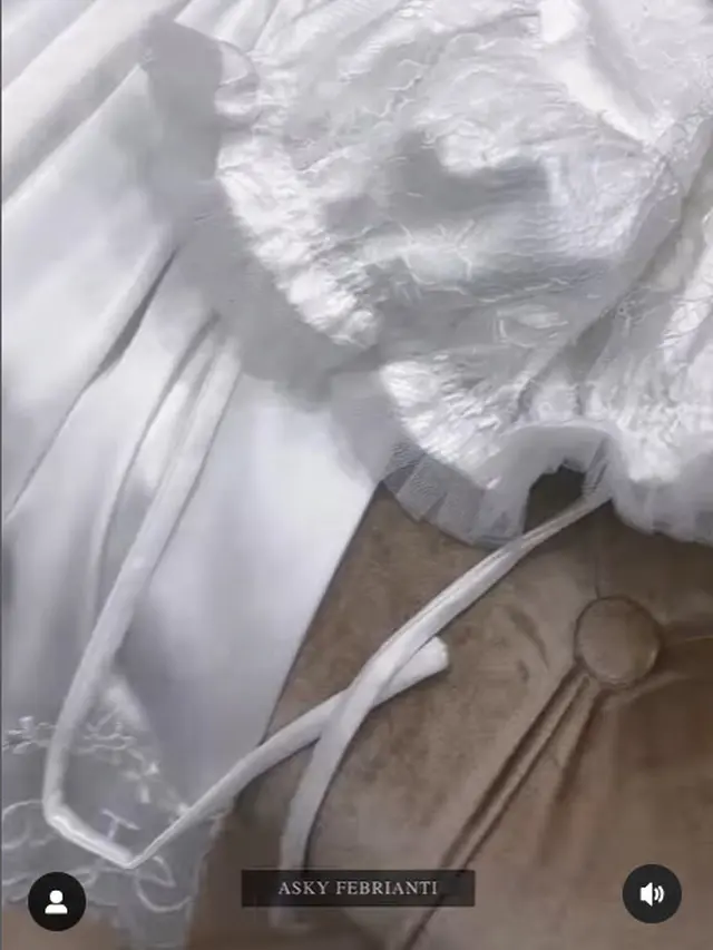 6 Potret Detail Baju Akikah Baby Selina Rancangan Asky Febrianti, Ada Sulaman Namanya