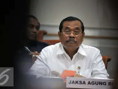 Jaksa Agung HM Prasetyo mendengarkan saat mengikuti rapat kerja dengan Komisi III DPR RI di Kompleks Parlemen, Jakarta, Senin (6/6/2016). Raker tersebut membahas APBN-P Kejagung Tahun 2016. (Liputan6.com/Johan Tallo)