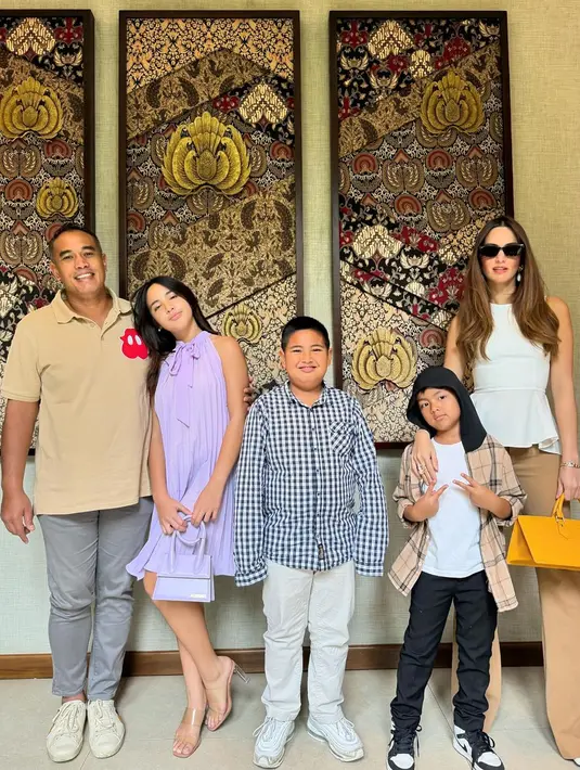 Di foto keluarga Nia Ramadhani ini, Mikhayla tampil cantik elegan mengenakan dress ungu selutut tanpa lengan dengan detail kerah halter berpita. [Foto: Instagram/ramadhaniabakrie]