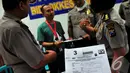 Tim Disaster Victim Indentification (DVI) melakukan pengumpulan data antemortem di Posko DVI, Bandara Juanda, Surabaya, Rabu (31/12/2014). (Liputan6.com/Johan Tallo)