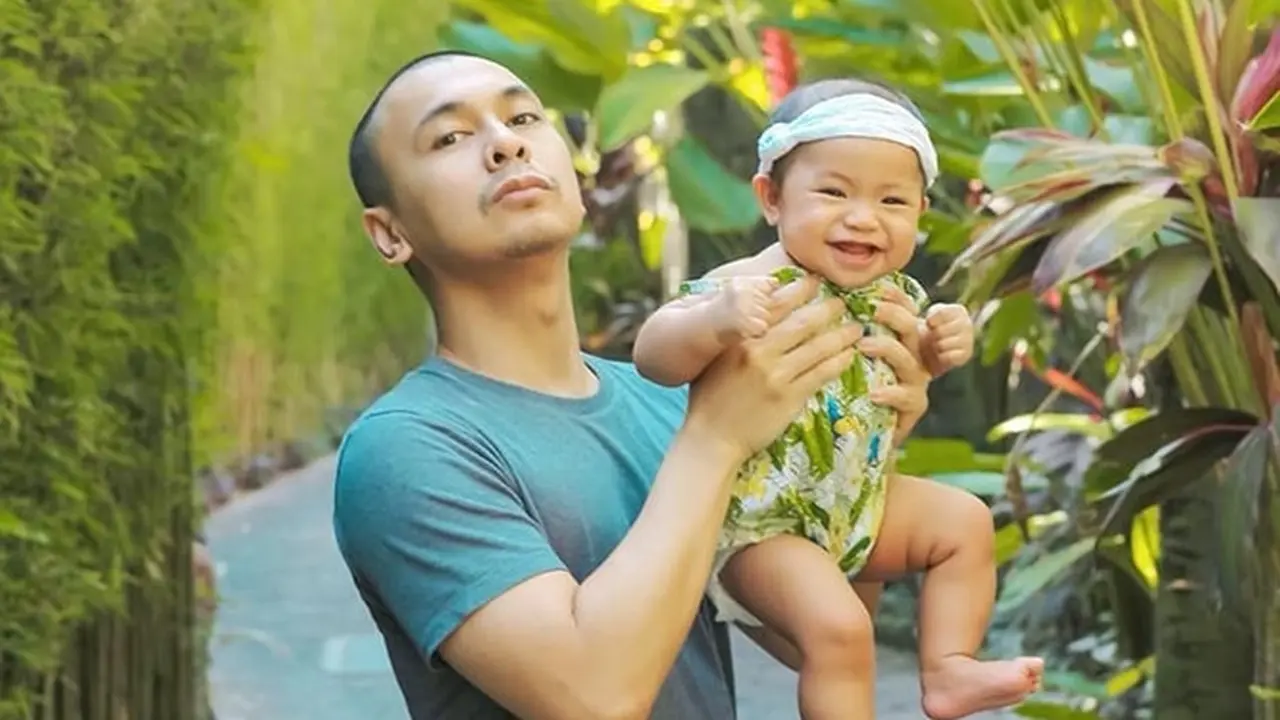 6 Potret Liburan Seru Keluarga Raditya Dika di Bali, Sambil Momong Putri Tercinta