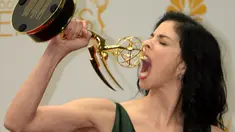 Setelah dinobatkan menjadi Penulis Cerita Terbaik dalam Emmy Awards ke-66, Sarah Silverman berpose menggigit piala untuk mengekspresikan kebahagiaannya (AFP PHOTO/ Mark Ralston)