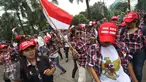 Massa pendukung Gubernur DKI Jakarta Basuki T Purnama berorasi saat sidang kasus dugaan penistaan agama di luar Gedung Kementerian Pertanian, Jakarta Selatan, Selasa (28/2). (Liputan6.com/Immanuel Antonius)