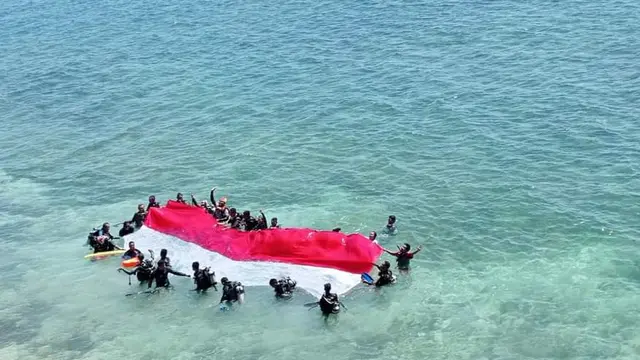 Bendera merah putuh, dibawah oleh 20 penyelam untuk dikibarkan dibawah laut Tanjung Kajuwulu. (Liputan6.com/ Dionisius Wilibardus)