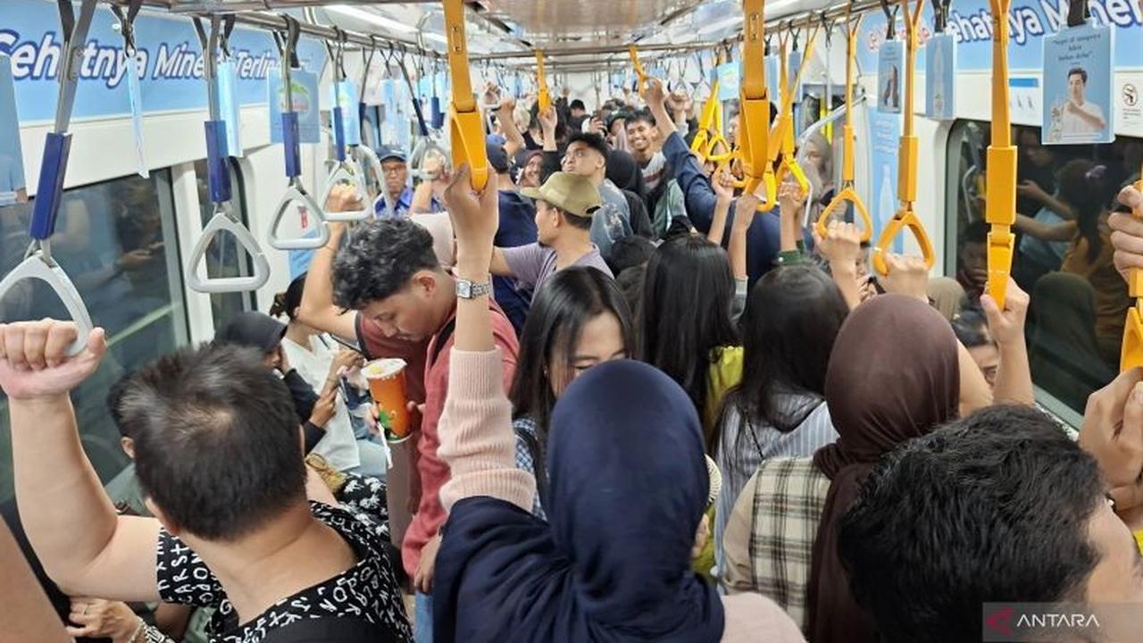 Libur Lebaran 2026: Warga Padati Blok M Naik MRT, Nikmati Tarif Spesial Rp1