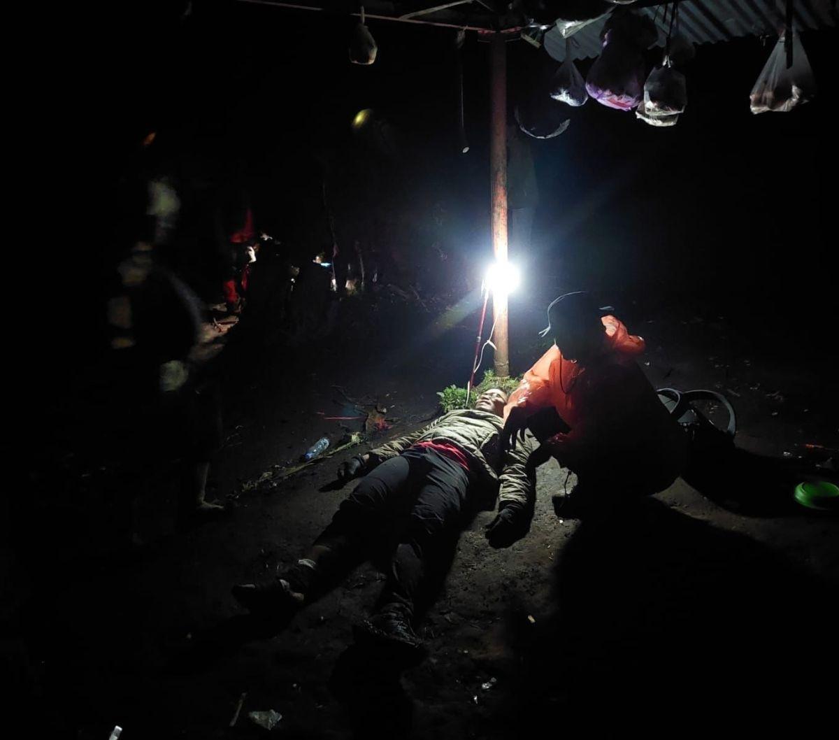 Namun, saat evakuasi berlangsung, tim menghadapi kendala cuaca yang tidak bersahabat. Hujan mengguyur sepanjang malam dan jalur pendakian pun rusak dan berlumpur.