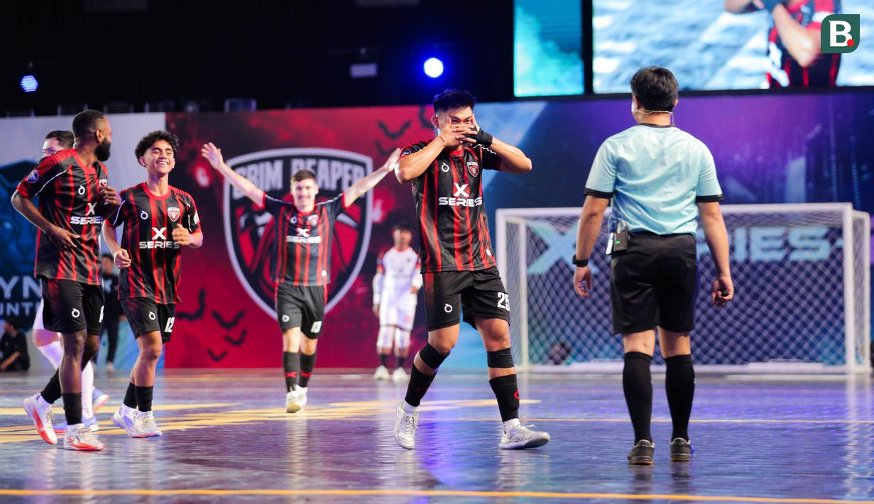 Pemain Grim Hunter, Sanjaya melakukan selebrasi di depan wasit dalam laga Futsal X Series 2 melawan Lynx Hunters di GOR UNJ, Rawamangun, Jakarta, Sabtu (17/01/2026). (Bola.com/Bagaskara Lazuardi)