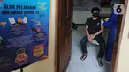 Waga menerima suntikan vaksin covid-19 Sinovac di Polsek Pamulang, Tangerang Selatan, Kamis (1/7/2021). Sebanyak 10 ribu dosis vaksin untuk warga 18 tahun ke atas dibagikan di wilayah Polres Tangerang Selatan dalam rangka HUT Bhayangkara Ke-75 yang jatuh pada hari ini. (merdeka.com/Arie Basuki)