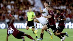 Pemain AS Roma Nicolo Zaniolo berebut bola dengan pemain Salernitana pada pertandingan sepak bola Serie A Italia di Stadion Arechi, Salerno, Italia, 14 Agustus 2022. AS Roma menang 1-0. (Alessandro Garofalo/LaPresse via AP)