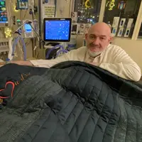 Pangeran Arab Saudi, Al-Waleed bin Khalid Al-Saud yang koma sejak 2005 ditemani ayahnya. (Twitter/@Rima_Talal)