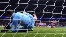 Pemain Atletico Madrid, Julian Alvarez mengeksekusi tendangan penalti ke gawang Real Madrid pada laga leg 2 babak 16 besar Liga Champions 2024/2025 di Metropolitano Stadium, Madrid, Spanyol, Kamis (13/03/2025). (AP Photo/Manu Fernandez)