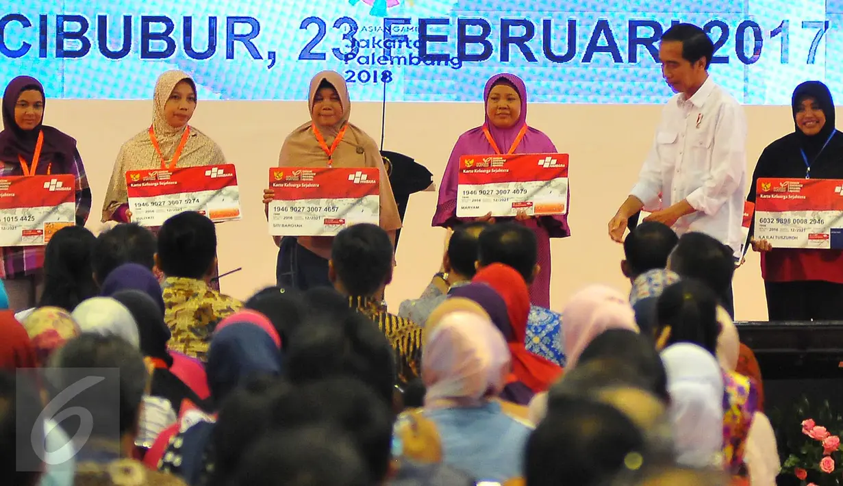Presiden Jokowi melakukan penyaluran simbolis Bantuan Pangan Nontunai melalui Kartu Keluarga Sejahtera (KKS), Jakarta, Kamis (23/2). Bantuan hanya untuk membeli bahan pangan di elektronik warung gotong royong (e-warong). (Liputan6.com/Angga Yuniar)
