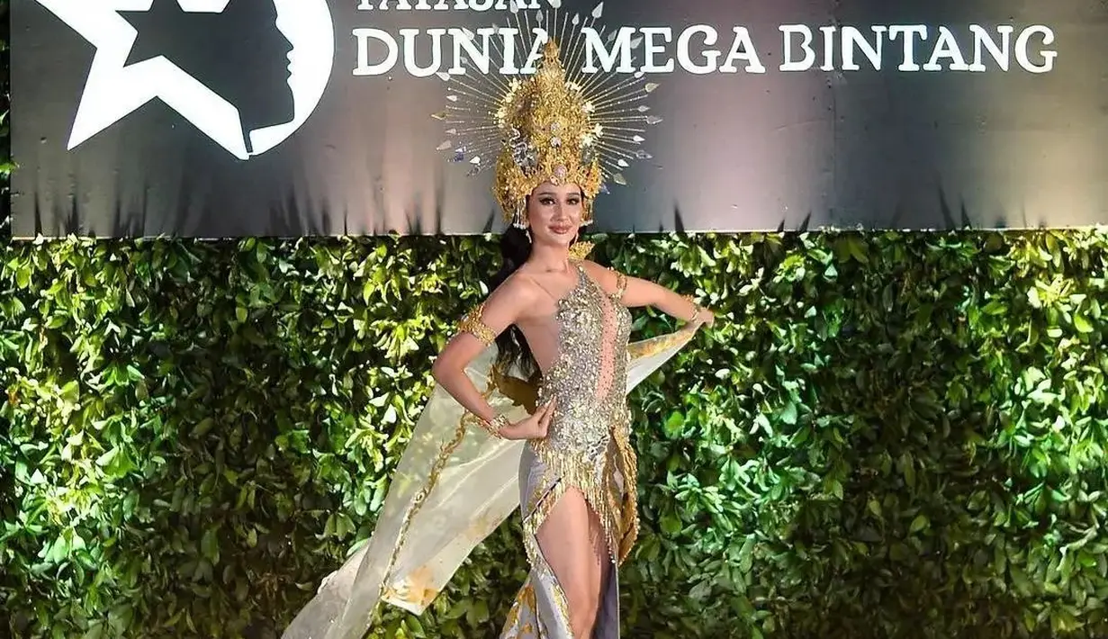 Menambah kesan megah, kostum nasional ini dilengkapi dengan headpiece yang megah. Headpiece ini dominan dengan warna emas dan bertingkat. (instagram/inggikendran.official)