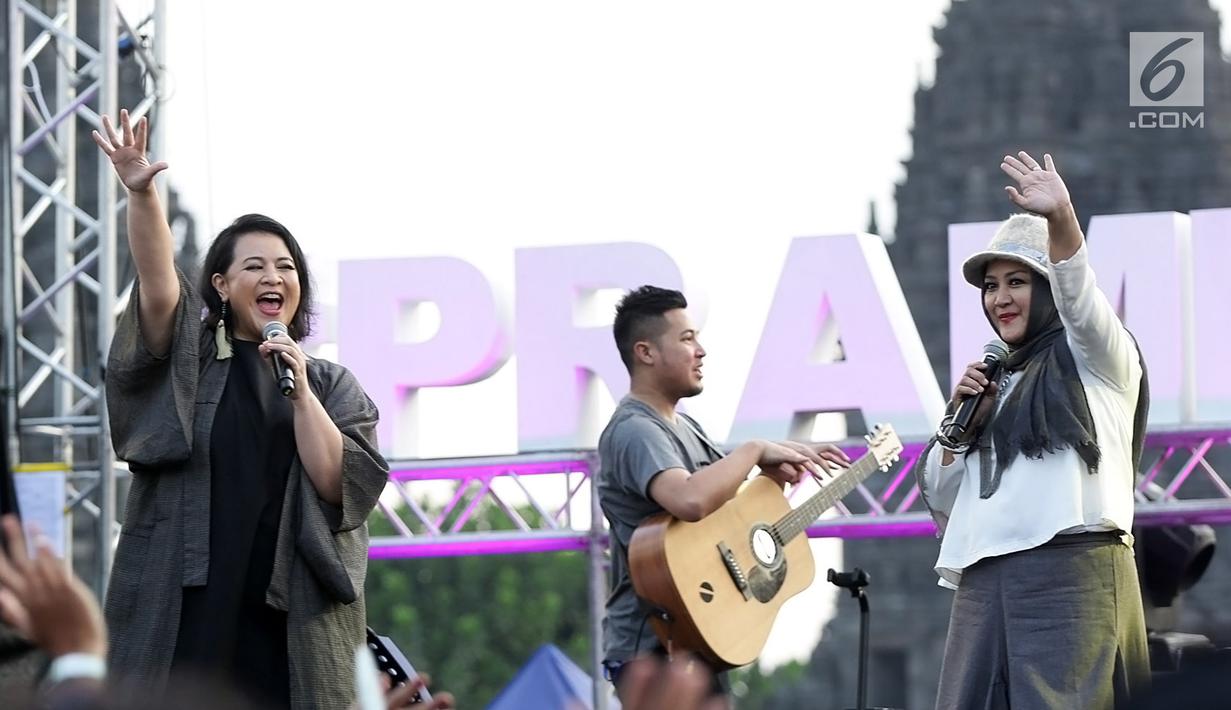 Penyanyi Sita Nursanti dan Rida Farida saat tampil di atas panggung Prambanan Jazz Festival 2019 di Pelataran Candi Prambanan, Yogyakarta, Sabtu (6/7/2019). Selama dua tahun hilang dari dunia musik, personel RSD mempunyai kegiatan masing-masing. (Fimela.com/Bambang E.Ros)