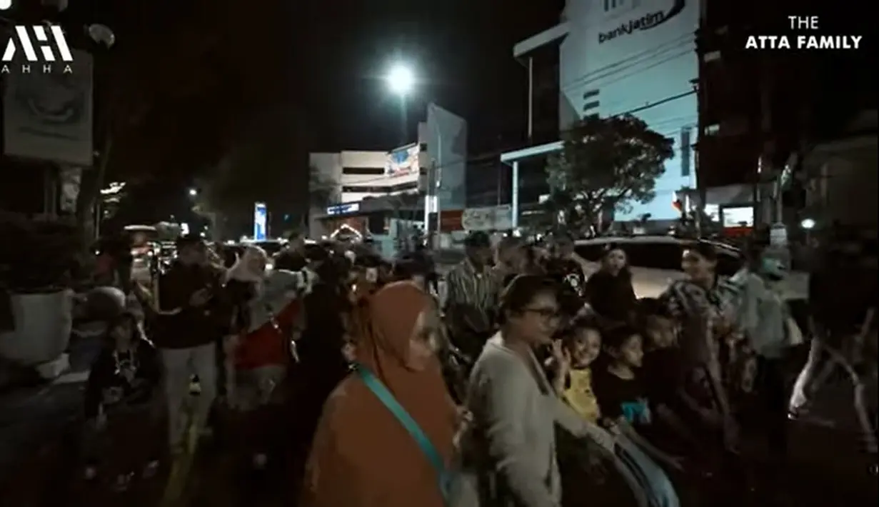 Tidak hanya baby Ameena yang mencuri perhatian masyarakat di sekitar alun-alun Jember, tapi juga dua anak Anang dan Ashanty, Arsy dan Arsya. Momen anak ketiga dan keempat Anang saat naik becak. [Youtube/AH]